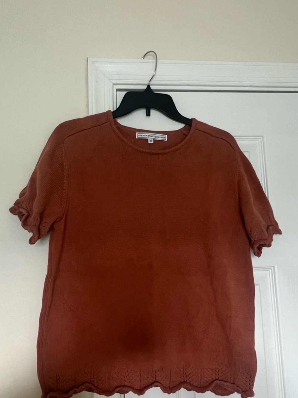 Short-Sleeve Scalloped-Hem Top in Rust